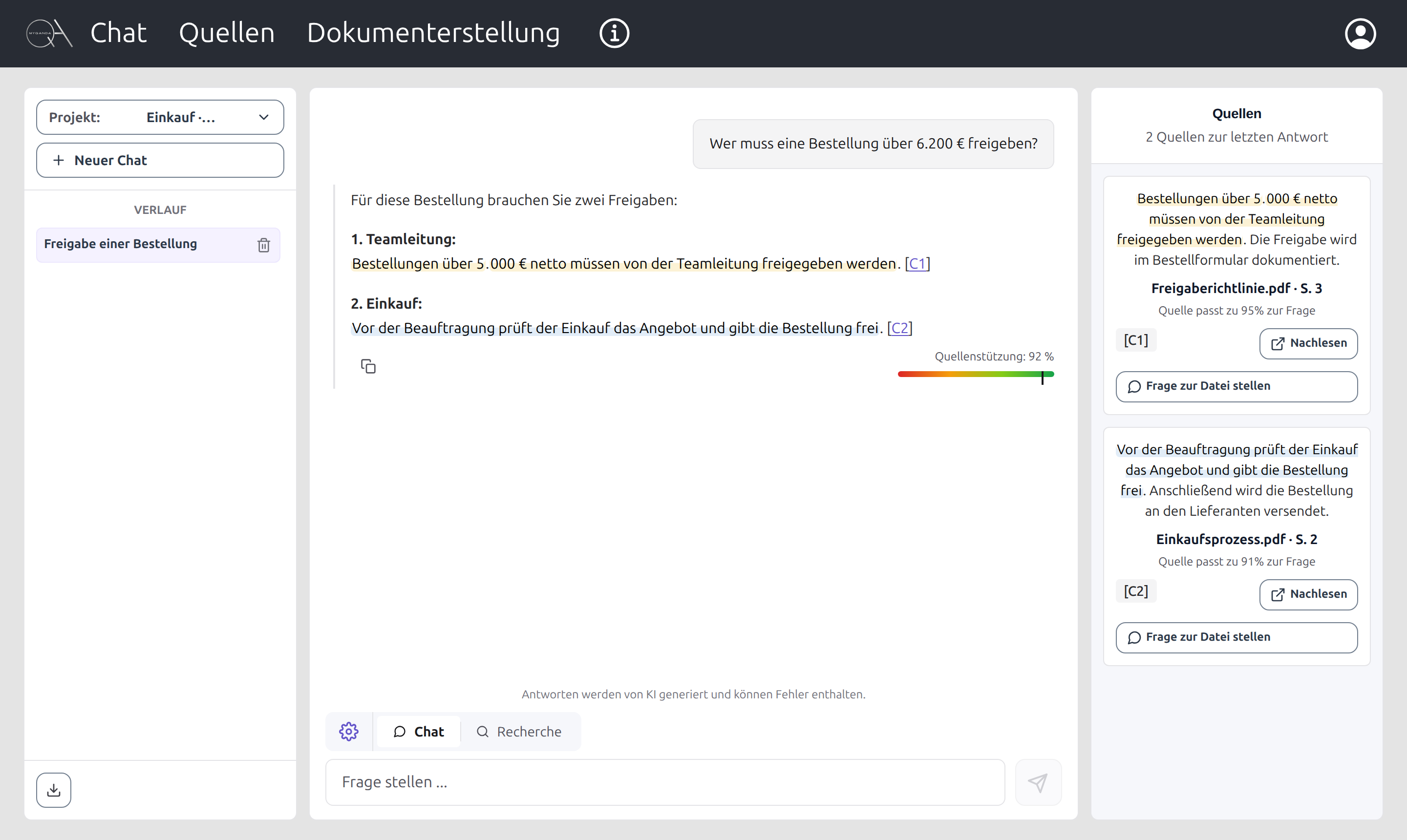 MyQandA Demobeispiel: Eine Frage zur Bestellfreigabe wird anhand zweier Richtlinien beantwortet. Übereinstimmende Textstellen in Antwort und Quellen sind gelb und blau markiert.